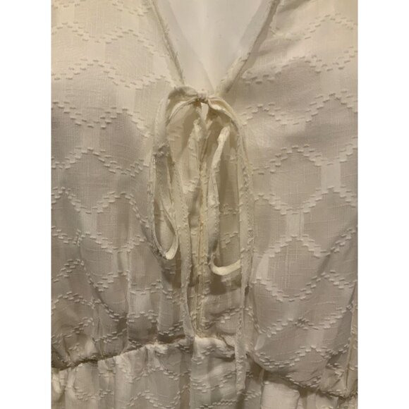 Elizabeth and James Cream Geometric Textured V-Neck Blouse, Size XXL - Picture 4 of 9